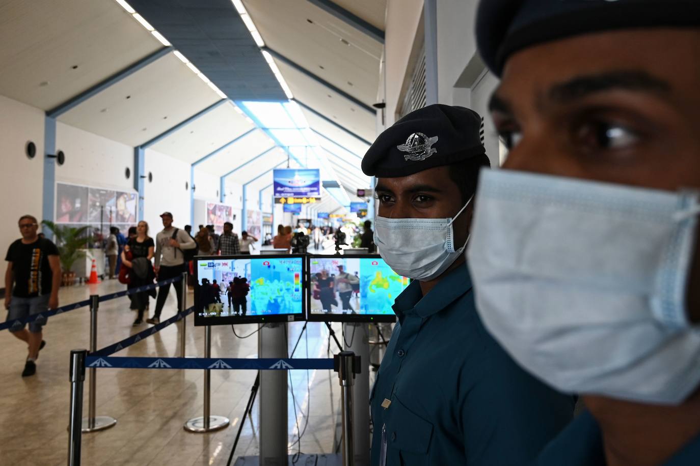 El intento de China de contener el letal coronarirus colocando a ciudades enteras bajo cuarentena es una medida sin precedentes pero parece poco probable que pueda parar la diseminación del patógeno, según han advertido los expertos. El contagioso virus ya se ha extendido por China y allende sus fronteras. China empezó su campaña el jueves, suspendiendo todos los transportes con Wuhan, la ciudad de 11 millones donde emergió en diciembre el coronavirus de la familia del SRAS (Síndrome Respiratorio Severo Agudo). Una cascada de ciudades vecinas se han sumado a este bloqueo de viajes, en un corralito que afecta a cerca de 41 millones --una población casi tan grande como la de Argentina-- en un intento de impedir que aquellos con el patógeno viajen e infecten a otros fuera de esta zona. Sin embargo, con un balance de 26 muertos e infecciones detectadas hasta en Estados Unidos, se teme que las acciones sean demasiado pequeñas y lleguen demasiado tarde.