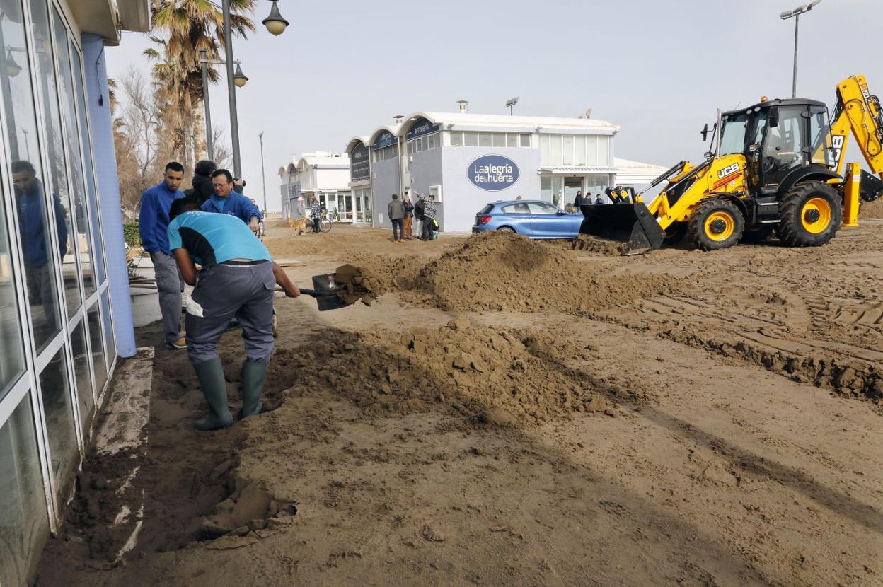 Malvarrosa. Primeros trabajos en el paseo marítimo. 