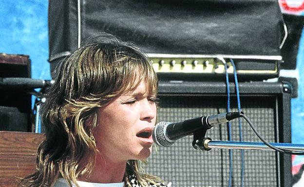 Imagen principal - La artista cantando en un acto anti-OTAN en Madrid en 1982. Debajo en 1988 con sus tres hijas, María, Celia y Tamara, que tuvo con Arturo Gades, su segundo marido. Y en la última foto, junto a su actual pareja, con la que lleva más de 30 años, paseando por una calle de Málaga.