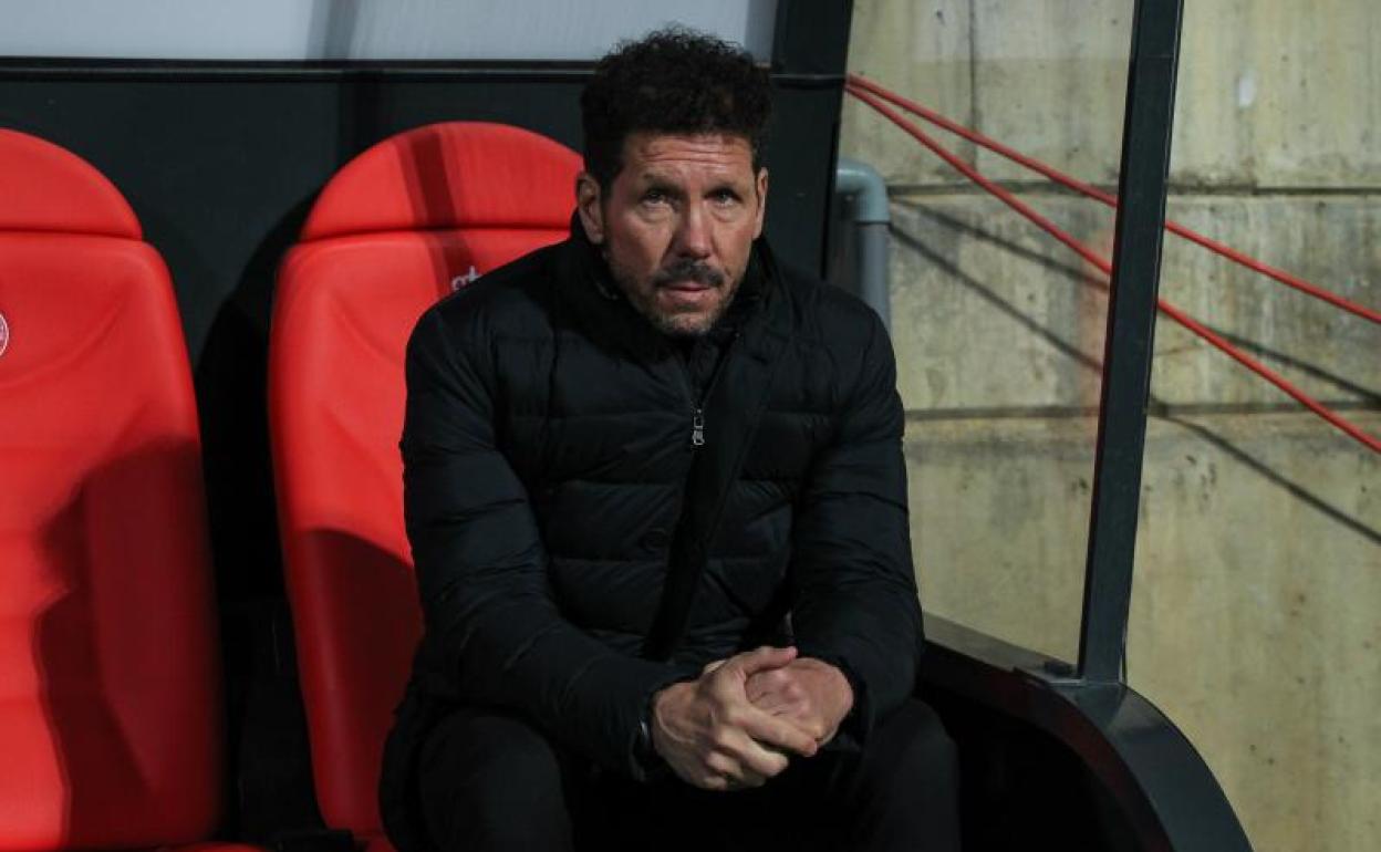 Diego Pablo Simeone, técnico del Atlético, en el banquillo del Reino de León. 