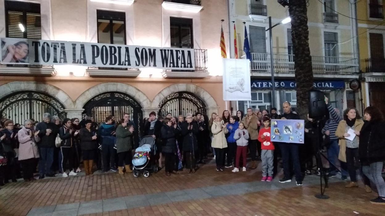 Vecinos concentrados ayer a las puertas del ayuntamiento de La Pobla Llarga. 