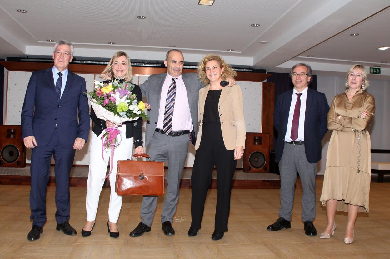 Vicente López rodeado de su esposa y la jueza decana de Dénia. 