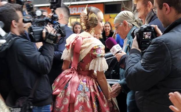 Imagen principal - Espolín Fallas 2020 |  Consuelo Llobell confía en el Rosa Oporto para su espolín