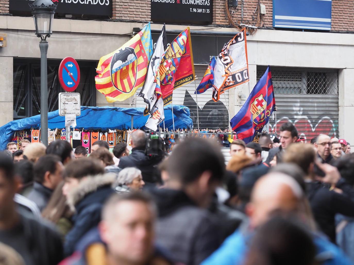 Tensión y fiesta en el Valencia-Barcelona. 