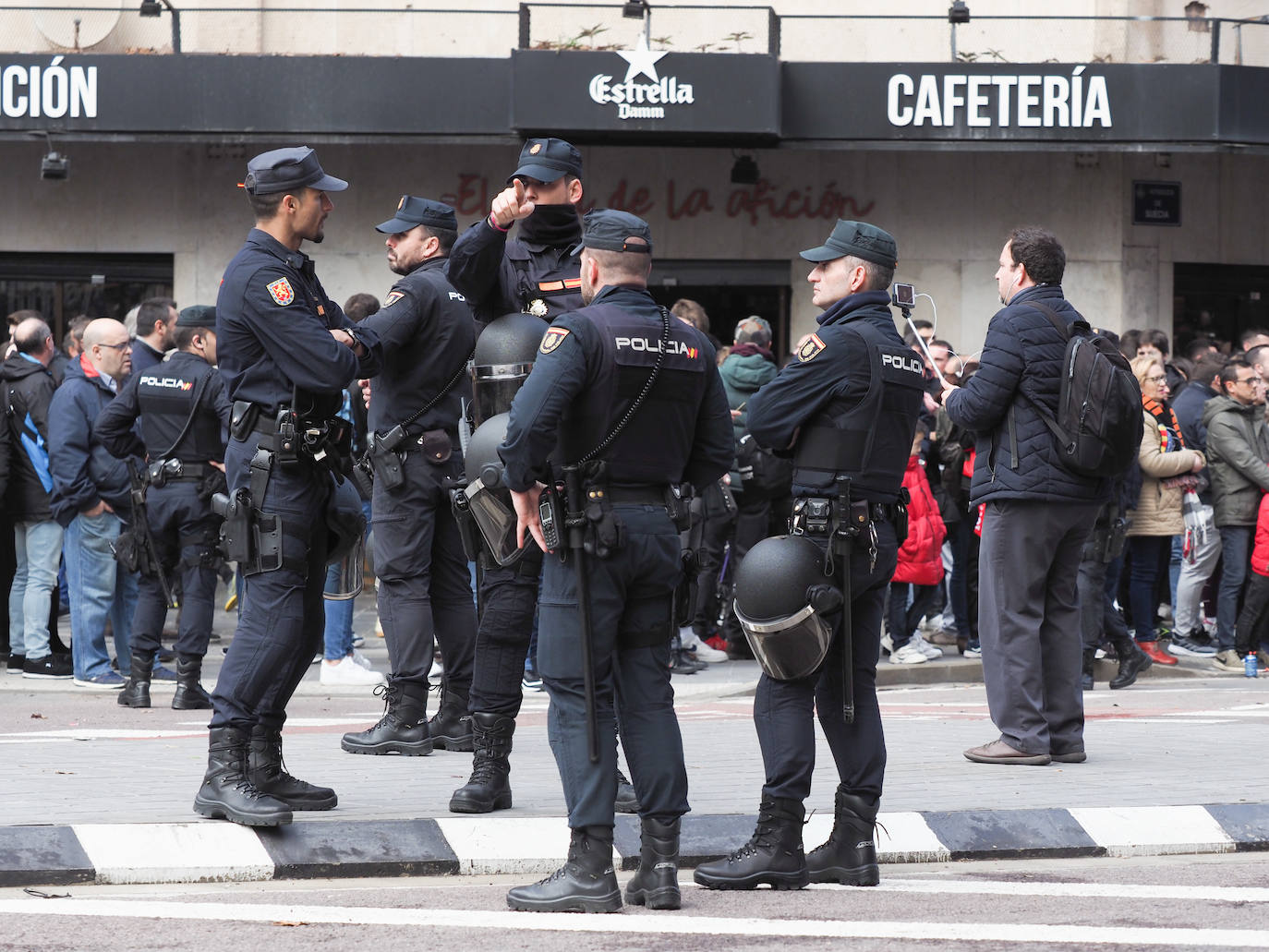 Tensión y fiesta en el Valencia-Barcelona. 