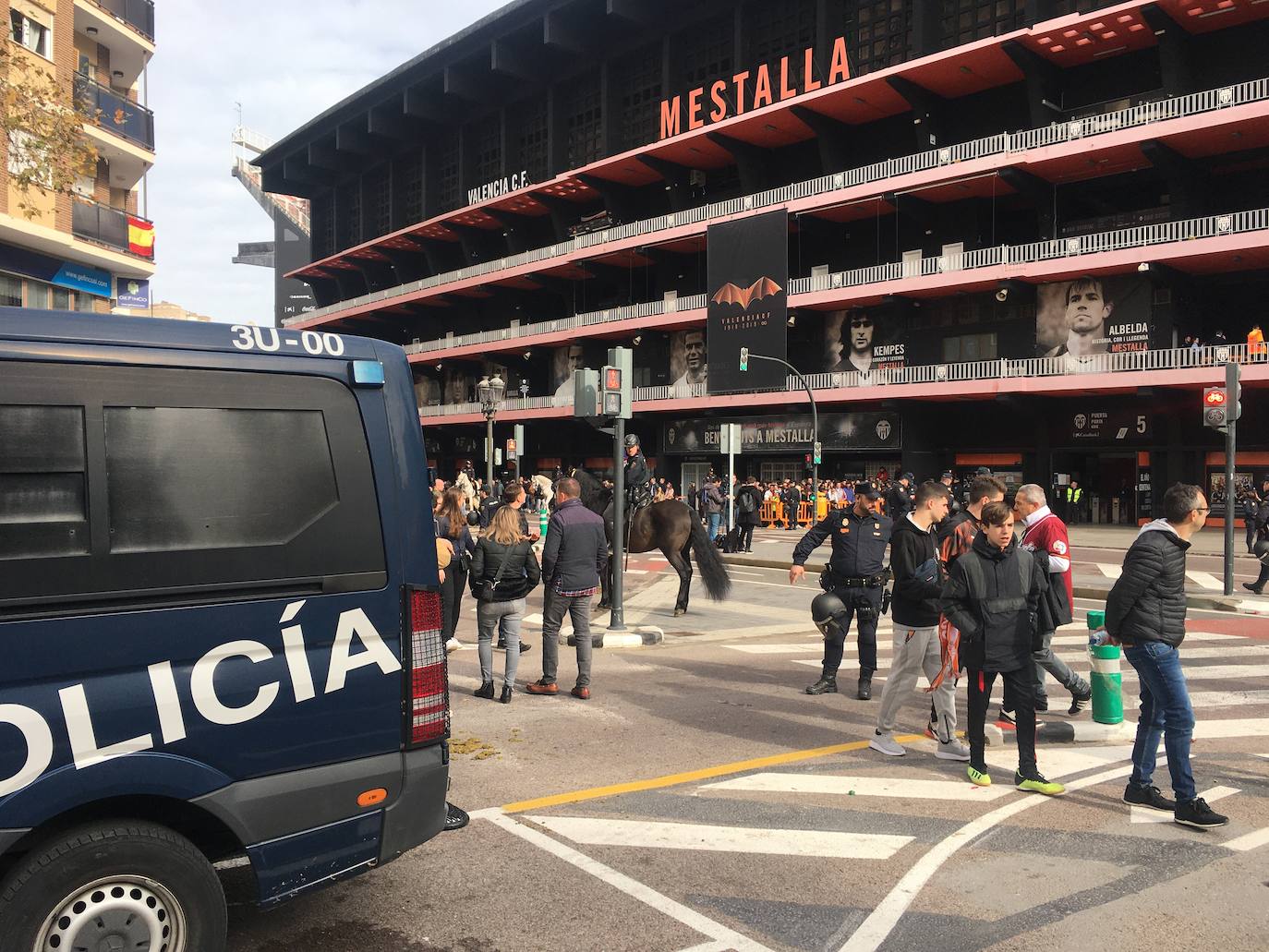 Tensión y fiesta en el Valencia-Barcelona. 