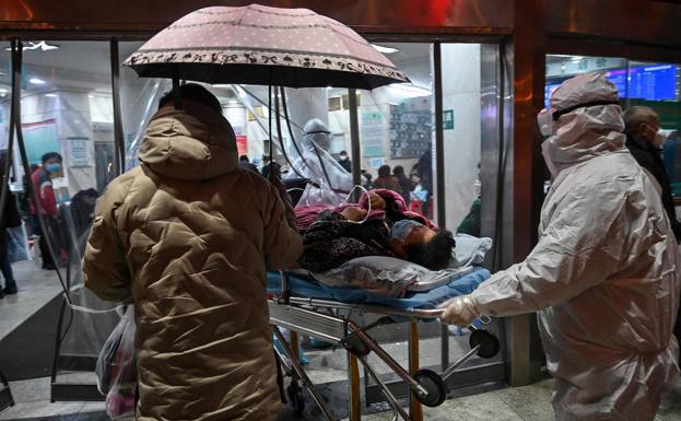 Miembros del personal médico y del Ejército trabajan con ropa protectora en Wuhan. Foto: Afp | Vídeo: Atlas