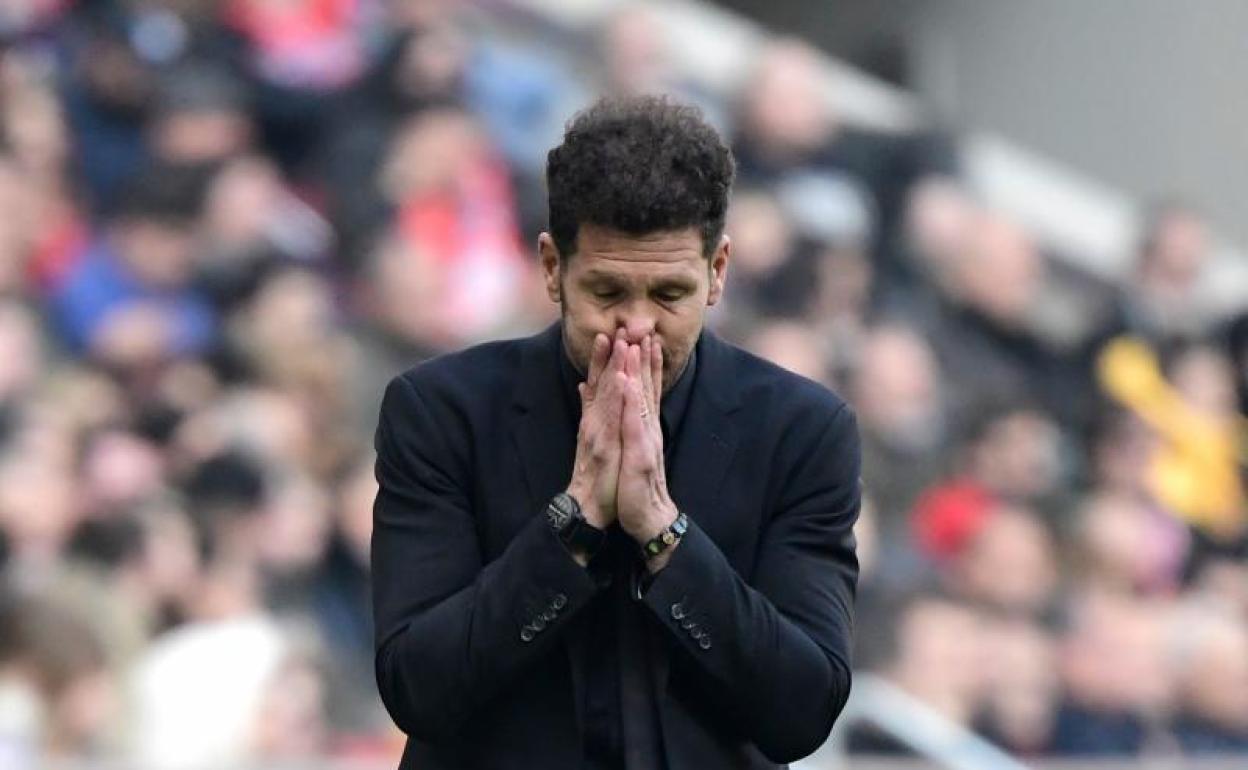 Diego Simeone, entrenador del Atlético, se lamenta durante el partido ante el Leganés. 