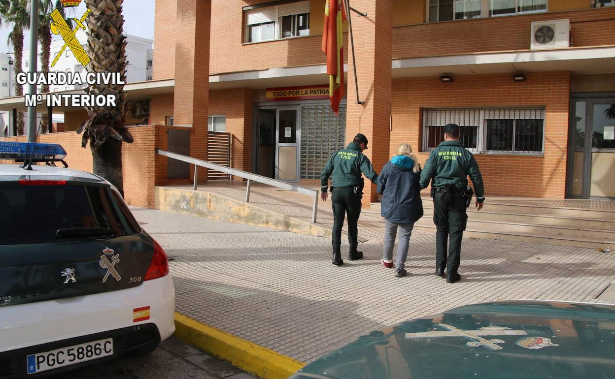 Llegada de la acusada al juzgado de Carlet.