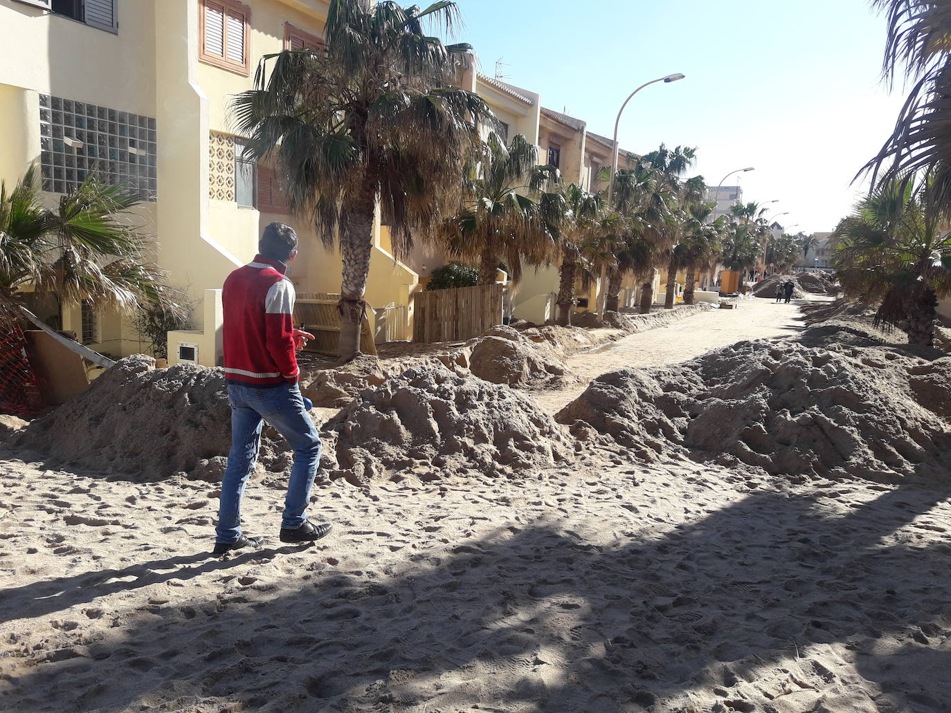 Calles invadidas de arena en La Goleta de Tavernes de la Valldigna