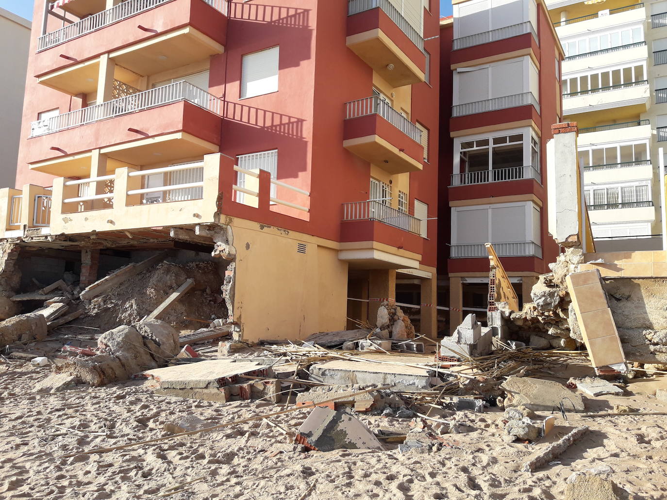 Desperfectos en un edificio en primera línea de playa en Tavernes de la Valldigna