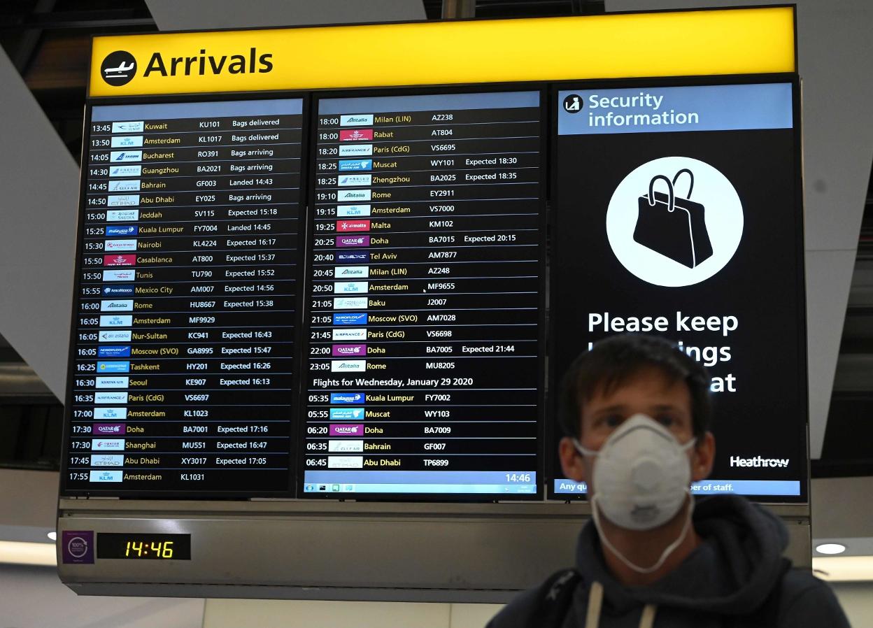 Un pasajero con mascarilla en un aeropuerto inglés. 