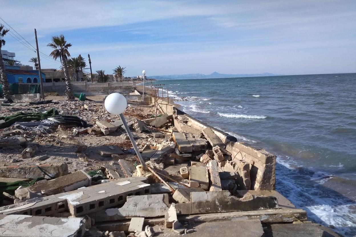 Los destrozos del temporal en la zona de Blay Beach en el litoral de Dénia. 