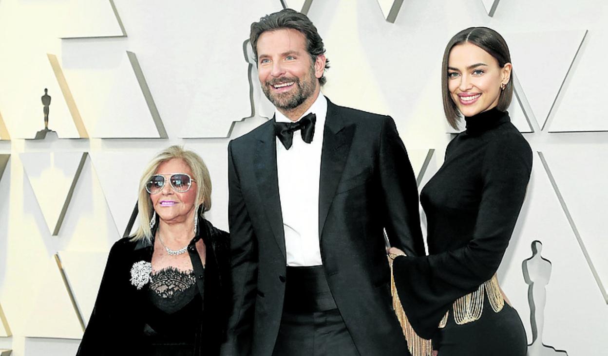 Irina con Cooper y la madre de éste, en los pasados Oscar. 