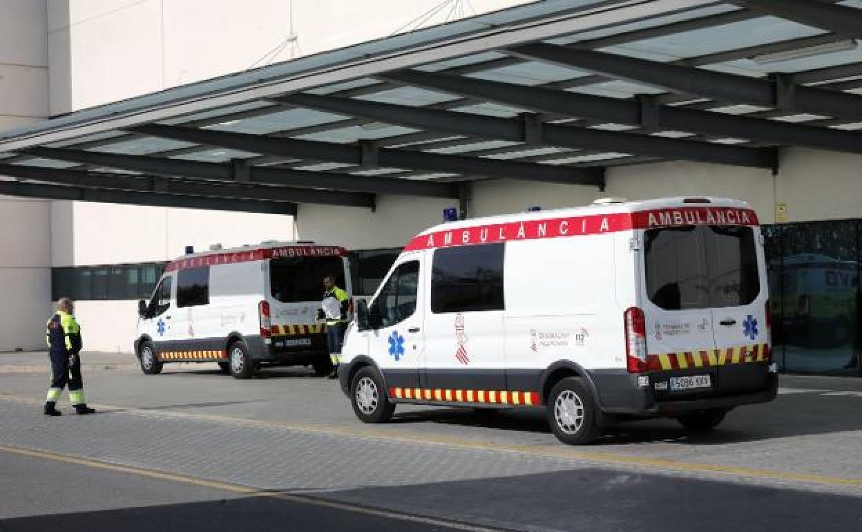 Ambulancias en el hospital La Fe.