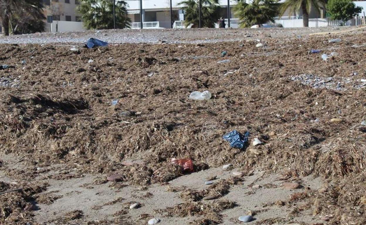 Playa de Moncofa, llena de residuos tras el temporal.