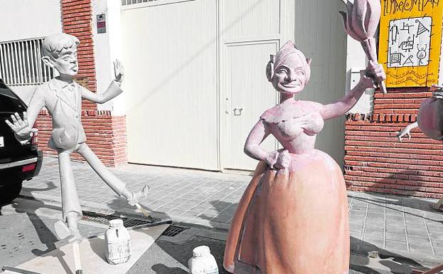 Imagen principal - Mónica Oltra y Ximo Puig. Ninots de Algarra para Maestro Gozalbo | Ribó, Campillo, Oltra, Gómez. Falla Pintor Segrelles | Pedro Sánchez. Falla Doctor Marañón.