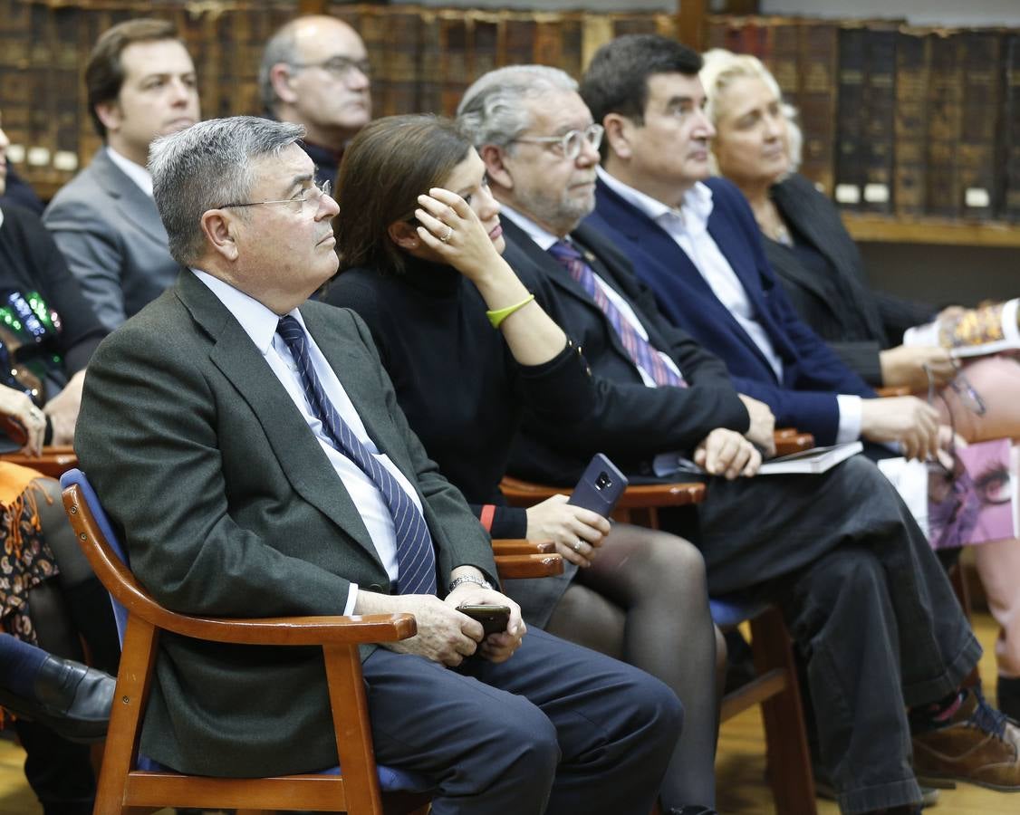 El Casino de Agricultura de Valencia acogió este jueves la presentación del Almanaque 2019 de LAS PROVINCIAS, que desde este viernes se puede adquirir en los quioscos. Una amplia representación de la sociedad valenciana y de los articulistas del periódico acudieron a un acto que contó con la intervención del periodista experto en sucesos Javier Martínez, el jefe de Opinión del diario, Pablo Salazar, y dos columnistas Vicente Garrido y Ramón Palomar. El acto, que fue abierto por el director del periódico, Julián Quirós, contó con la presencia del presidente del Consejo de Administración de Federico Domenech, Gonzalo Zarranz; el director general del diario, Fidel Pila; y el presidente de la Junta Directiva del Casino de Agricultura, Manuel Sánchez Luengo. Políticos como Ramón Vilar, María José Català, María José Ferrer San Segundo, Fernando de Rosa, Ignacio Gil Lázaro, Fernando Giner y Javier Copoví no se perdieron la cita, a la que asistieron los columnistas Carlos Flores Juberías, Vicent Ramon Calatayud, Miquel Nadal, Pablo Rovira, Hormigos, José Luis Benlloch, Rosa Rodríguez, Francisco Pérez Puche, Ferran Belda, Cristina Grau, Cayetano Ros, Alberto Asensi, Manu Ríos y José Martí.