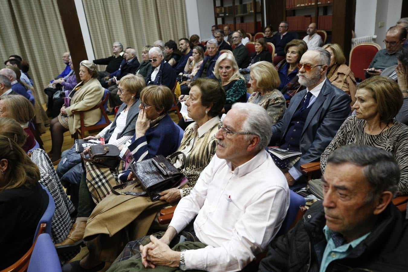 El Casino de Agricultura de Valencia acogió este jueves la presentación del Almanaque 2019 de LAS PROVINCIAS, que desde este viernes se puede adquirir en los quioscos. Una amplia representación de la sociedad valenciana y de los articulistas del periódico acudieron a un acto que contó con la intervención del periodista experto en sucesos Javier Martínez, el jefe de Opinión del diario, Pablo Salazar, y dos columnistas Vicente Garrido y Ramón Palomar. El acto, que fue abierto por el director del periódico, Julián Quirós, contó con la presencia del presidente del Consejo de Administración de Federico Domenech, Gonzalo Zarranz; el director general del diario, Fidel Pila; y el presidente de la Junta Directiva del Casino de Agricultura, Manuel Sánchez Luengo. Políticos como Ramón Vilar, María José Català, María José Ferrer San Segundo, Fernando de Rosa, Ignacio Gil Lázaro, Fernando Giner y Javier Copoví no se perdieron la cita, a la que asistieron los columnistas Carlos Flores Juberías, Vicent Ramon Calatayud, Miquel Nadal, Pablo Rovira, Hormigos, José Luis Benlloch, Rosa Rodríguez, Francisco Pérez Puche, Ferran Belda, Cristina Grau, Cayetano Ros, Alberto Asensi, Manu Ríos y José Martí.