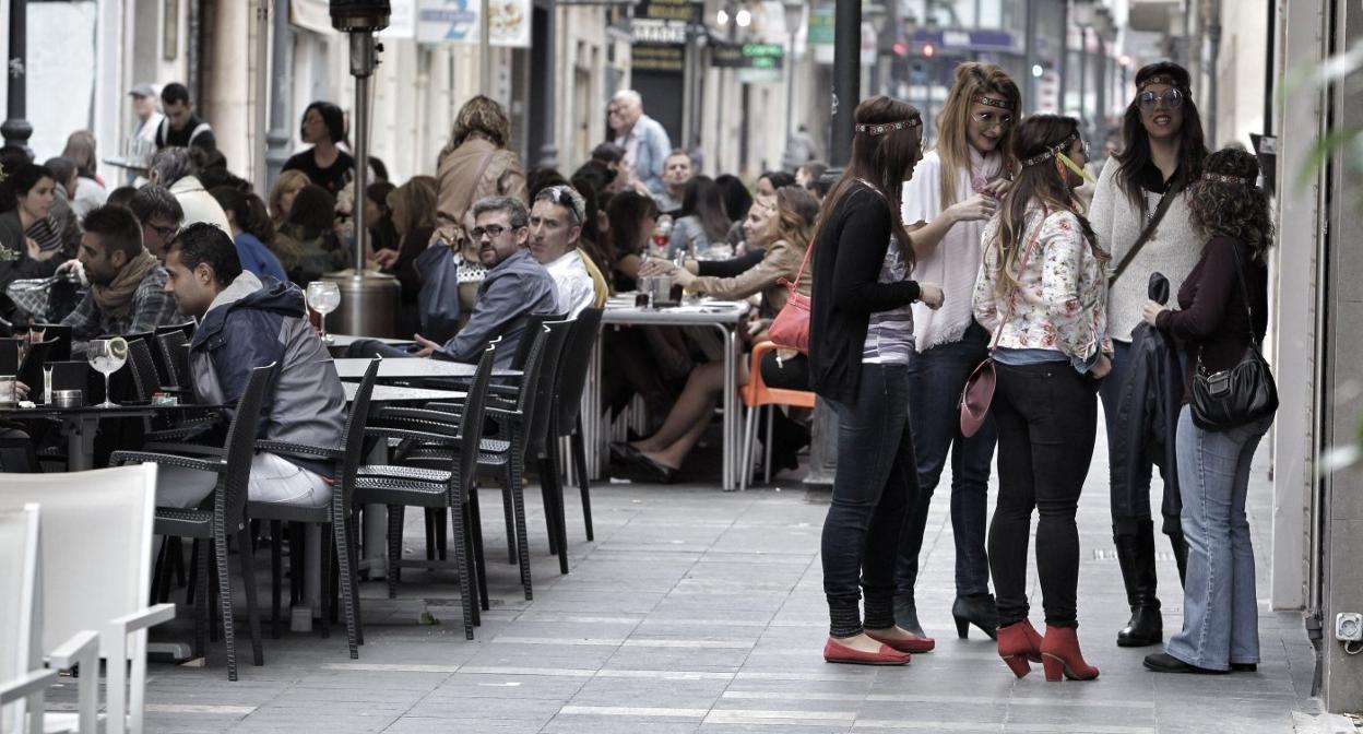 Terrazas a repletas en el centro de Alicante un sábado por la tarde. 