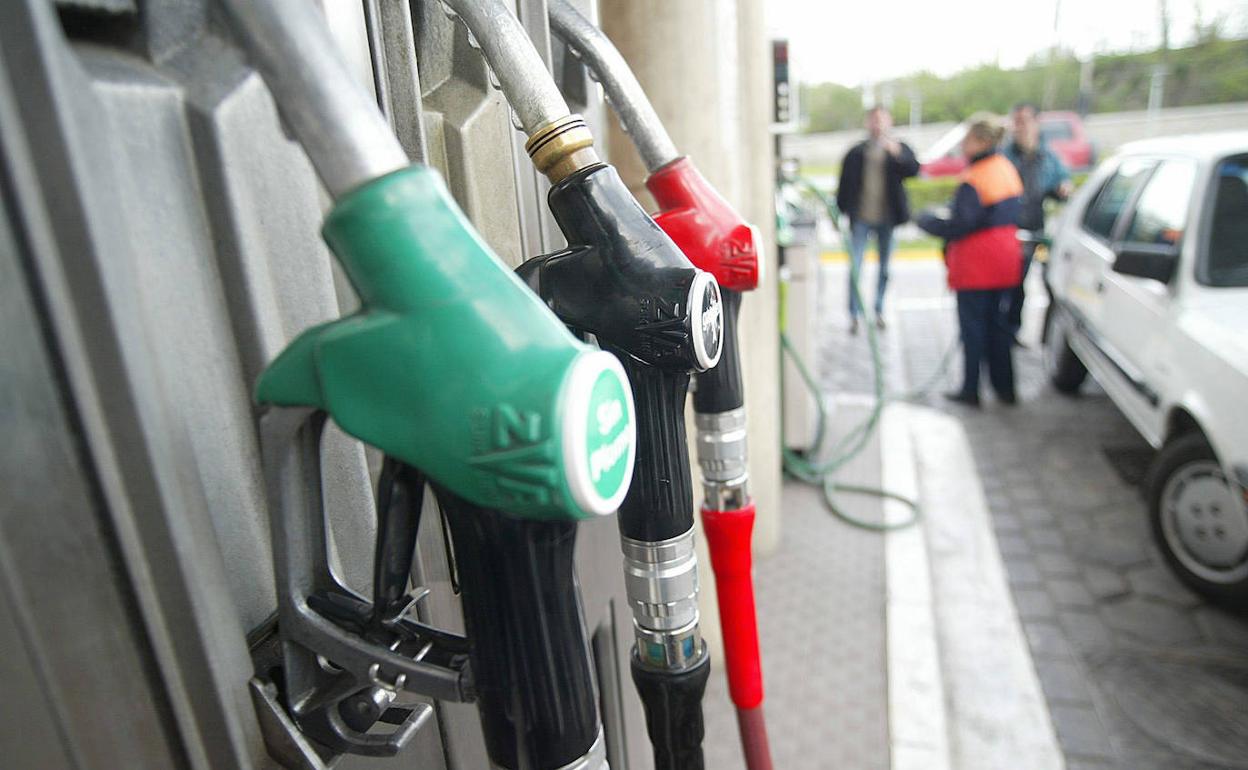 Surtidores de combustible en una estación de servicio.