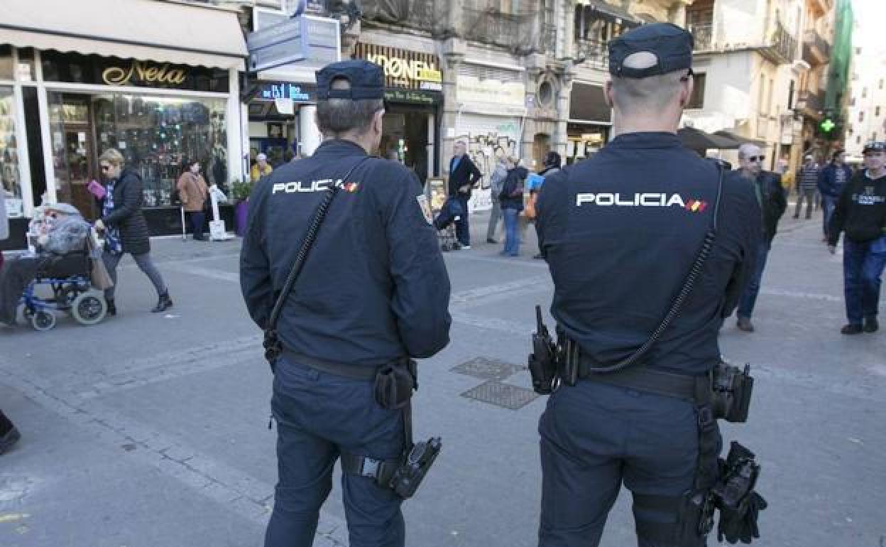 La Policía Local de Valencia ofrece protección del Grupo de Atención a los Malos Tratos a la joven quemada en La Torre