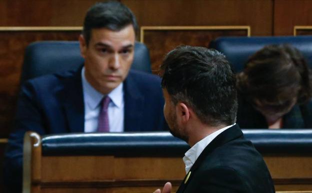 Sánchez cede a la presión de ERC y reunirá la mesa de diálogo antes de las catalanas