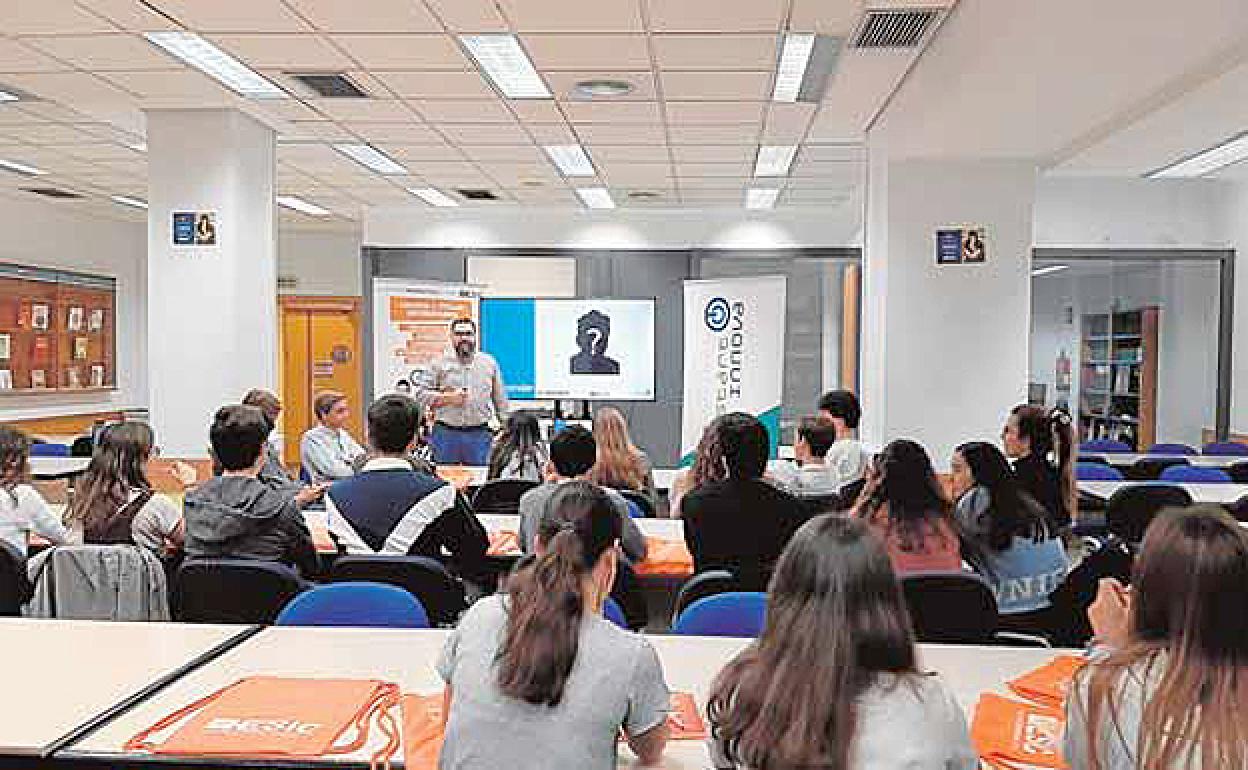 La charla, con alumnos de varios centros educativos participantes en la iniciativa, estuvo dirigida por Arturo Ortigosa, responsable de ESIC Emprendedores. 