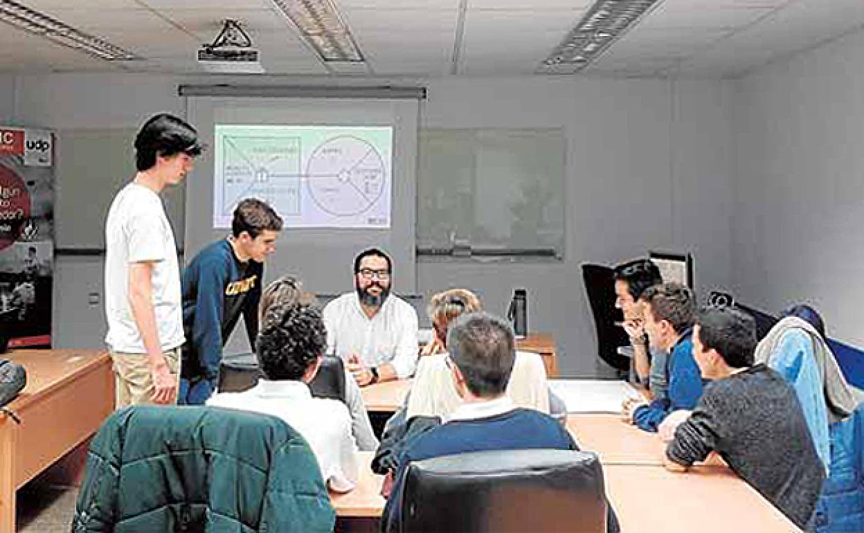 La charla estuvo dirigida por Arturo Ortigosa, responsable de ESIC Emprendedores. 