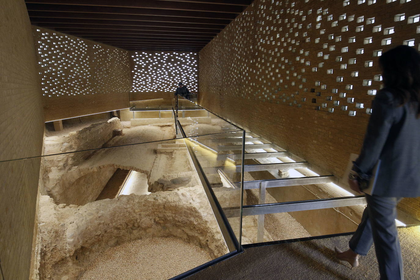 Piezas cerámicas y una bodega medieval salieron a la luz tras los trabajos de recuperación llevados a cabo. La fachada ideada por Cayetano Borso di Carminati ha recuperado su esplendor. El Art Decó fabril da la bienvenida a un edificio recuperado..