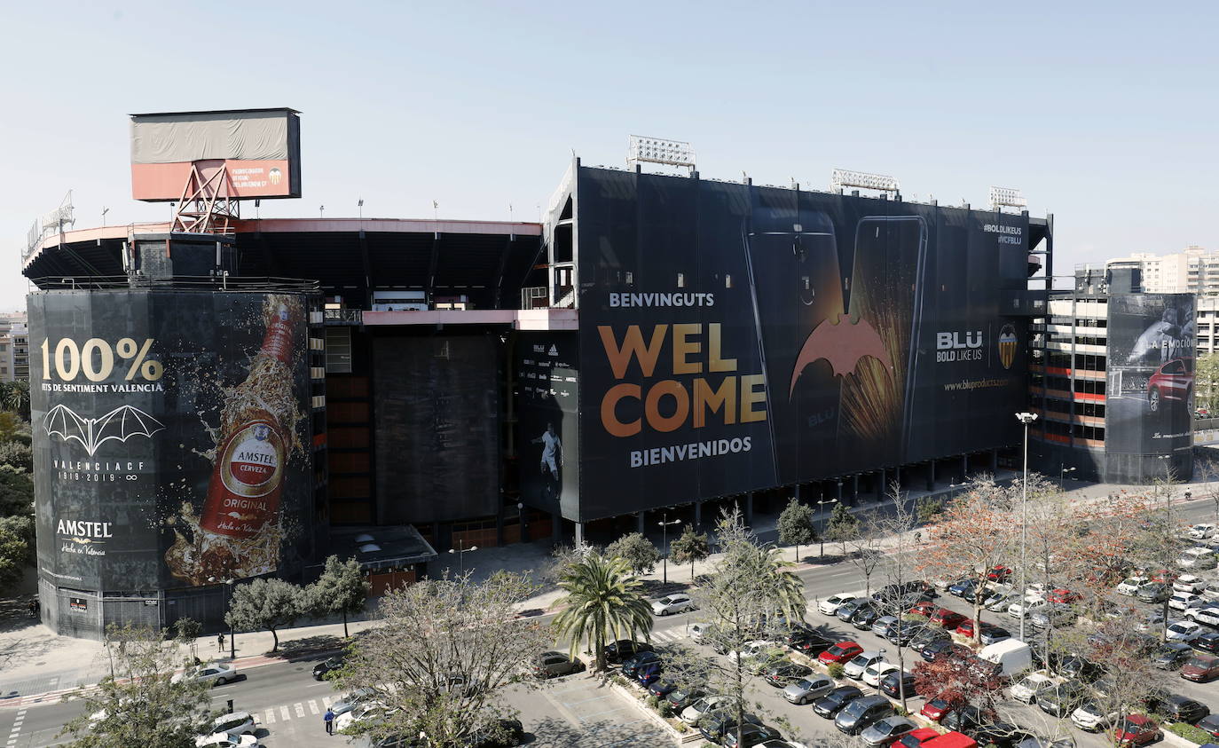 MESTALLA | El estadio del Valencia CF pasará a la historia. El club aún desconoce qué día dejará el campo de la avenida de Aragón por el nuevo de Cortes Valencianas. Asolado por la riada y utilizado como cárcel durante la guerra civil, el campo del conjunto blanquinegro ha sido epicentro de todas las emociones deportivas al son del Valencia CF. El estadio albergó encuentros del Mundial de España de 1982.