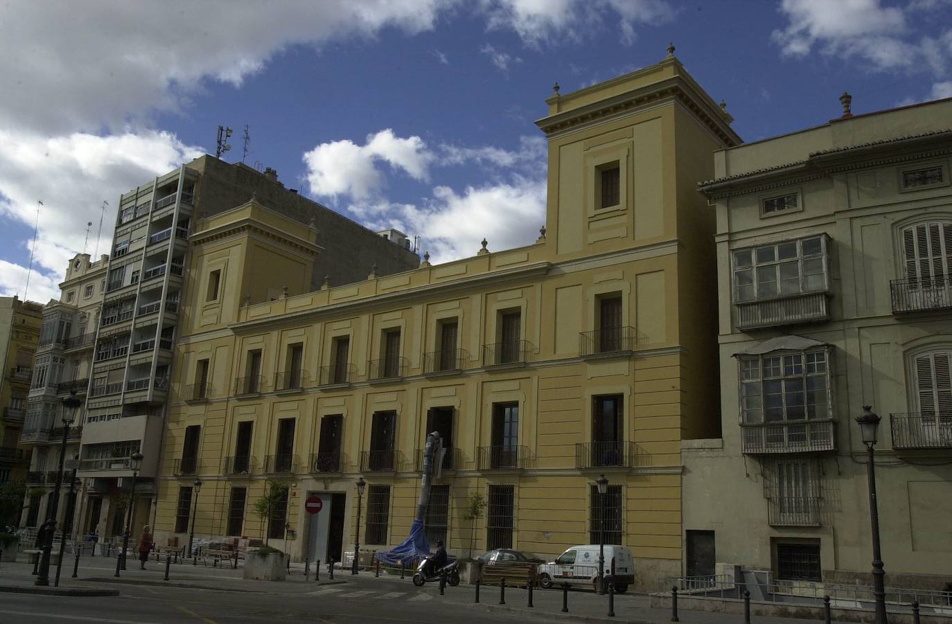 PALACIÓ DE CERVELLÓ | El palacio que acogió a la monarquía. En pleno centro de la ciudad de Valencia se encuentra uno de los edificios con mayor historia en épocas pasadas y que más historia reúne actualmente. Construido en el siglo XVIII, desde 1810 era lugar de residencia para los Reyes cuando viajaban a tierras valencianas. Además, entre sus muros se vivieron dos momentos importantes en la historia de España: En 1812, Fernando VII firma el decreto que disolvía las Cortes y derogaba la Constitución de 1812; en 1840, María Cristina abdica de la regencia.