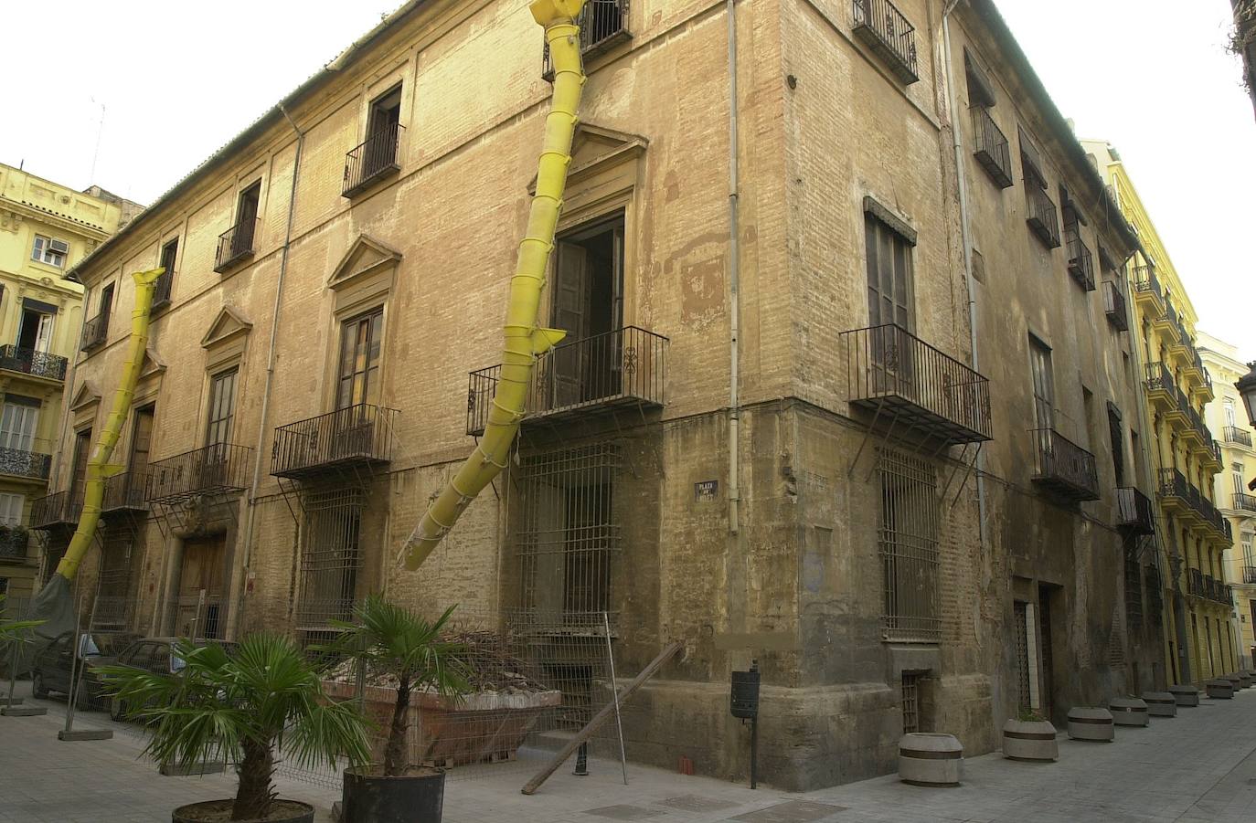 PALACIO DE LOS VALERIOLA | Construido en el siglo XVII sobre los terrenos que ocuapan el antiguo barrio judío de Valencia, el edificio quedó sin utilidad hace varias décadas.