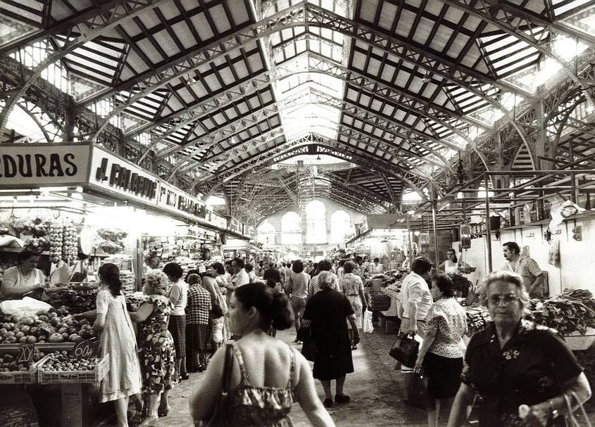 Es uno de los lugares más emblemáticos de Valencia para locales y turistas. El Mercado Central es una de las grandes referencias modernistas en la ciudad desde su inauguración en 1928 y sigue manteniendo su encanto a día de hoy. Así era hace 40 años esta histórica construcción: 