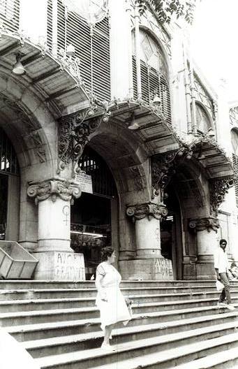 Es uno de los lugares más emblemáticos de Valencia para locales y turistas. El Mercado Central es una de las grandes referencias modernistas en la ciudad desde su inauguración en 1928 y sigue manteniendo su encanto a día de hoy. Así era hace 40 años esta histórica construcción: 