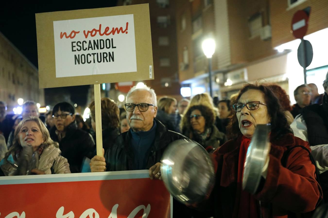 Vecinos de la Malvarrosa han protestado esta tarde por la degradación del barrio y la falta de inversiones.