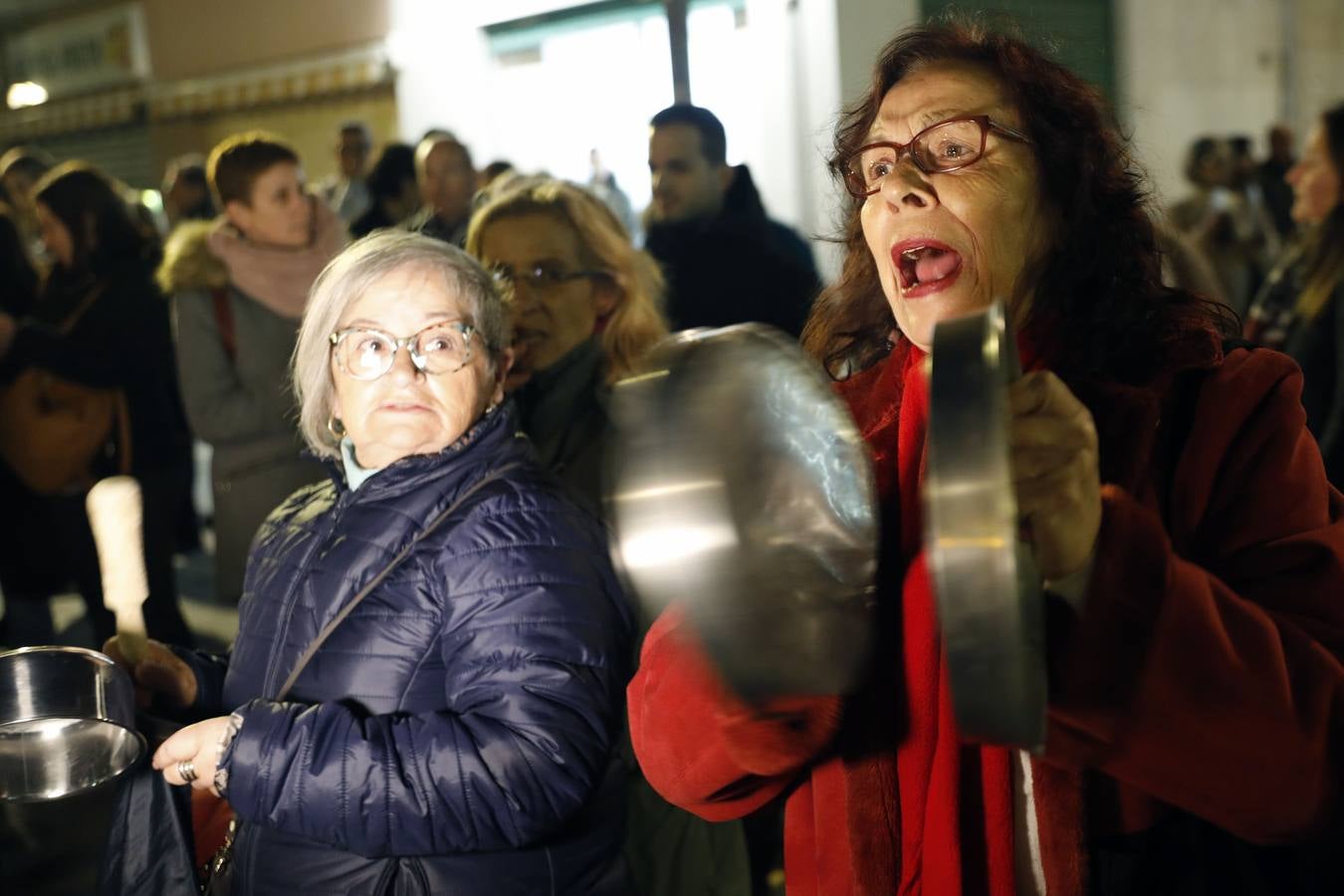 Vecinos de la Malvarrosa han protestado esta tarde por la degradación del barrio y la falta de inversiones.