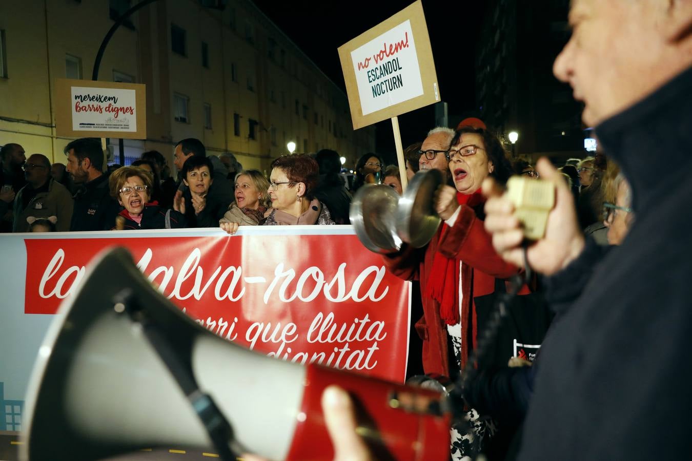 Vecinos de la Malvarrosa han protestado esta tarde por la degradación del barrio y la falta de inversiones.