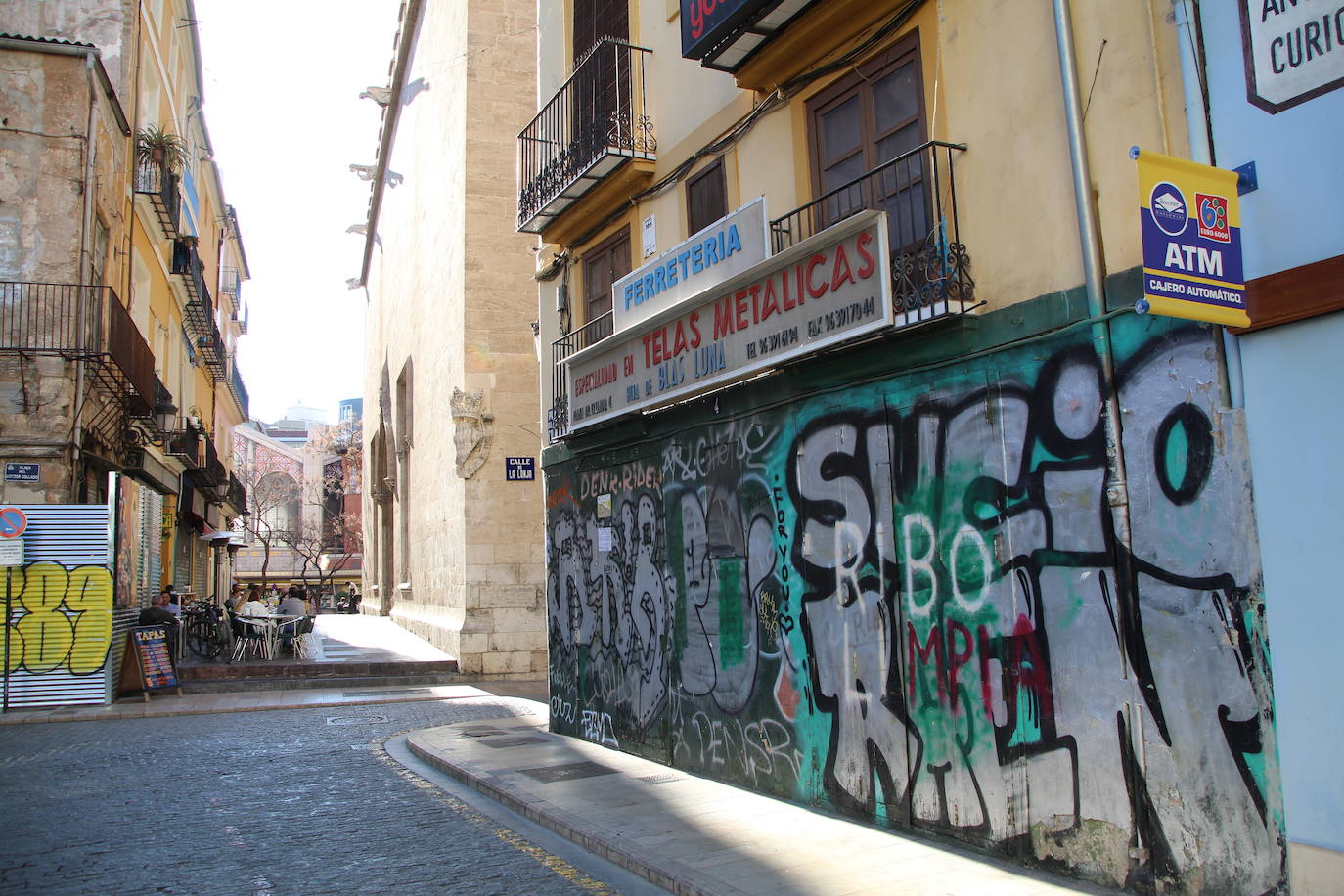 José Luis Castro baja la persiana de uno de los locales más emblemáticos del casco antiguo: «La peatonalización del centro de Valencia ha puesto la puntilla al negocio»