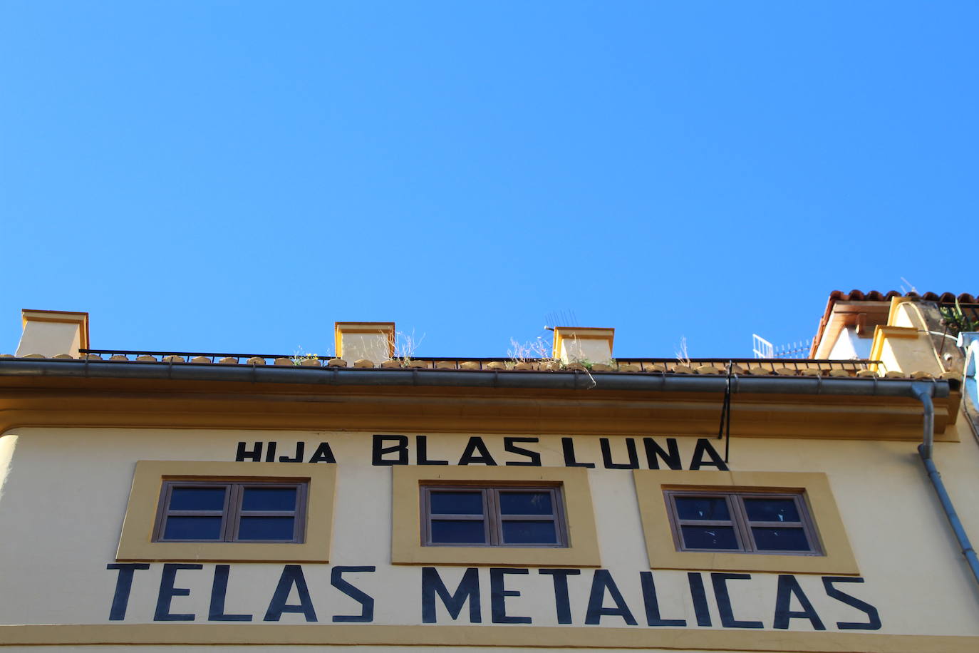 José Luis Castro baja la persiana de uno de los locales más emblemáticos del casco antiguo: «La peatonalización del centro de Valencia ha puesto la puntilla al negocio»