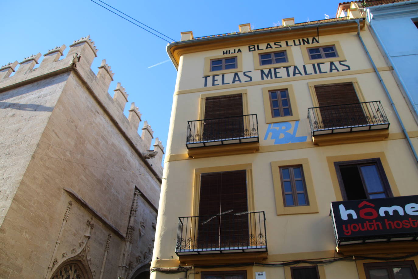 José Luis Castro baja la persiana de uno de los locales más emblemáticos del casco antiguo: «La peatonalización del centro de Valencia ha puesto la puntilla al negocio»