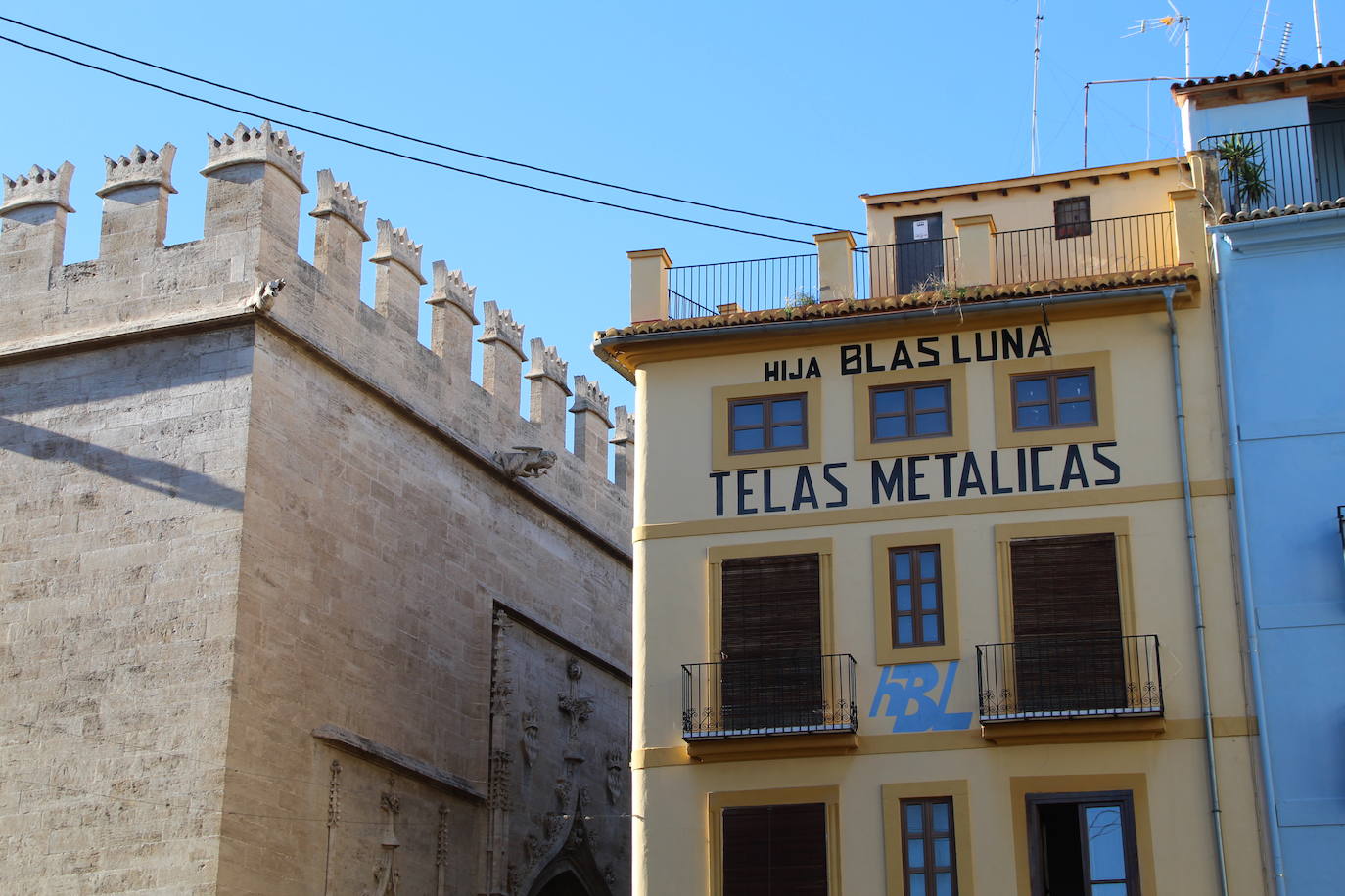 José Luis Castro baja la persiana de uno de los locales más emblemáticos del casco antiguo: «La peatonalización del centro de Valencia ha puesto la puntilla al negocio»