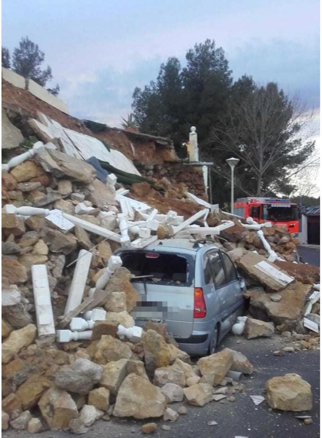 Un corrimiento de tierras daña dos coches