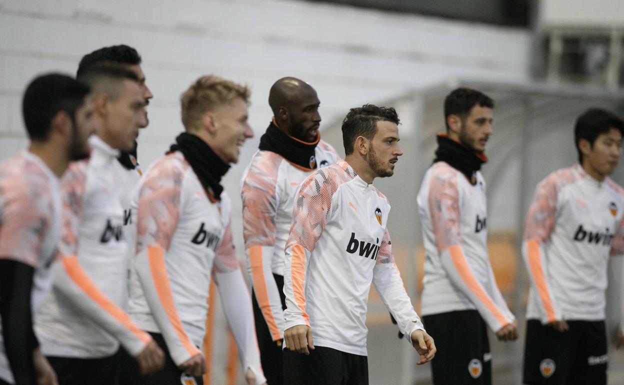 Florenzi, en el centro, en su primer entrenamiento con el Valencia