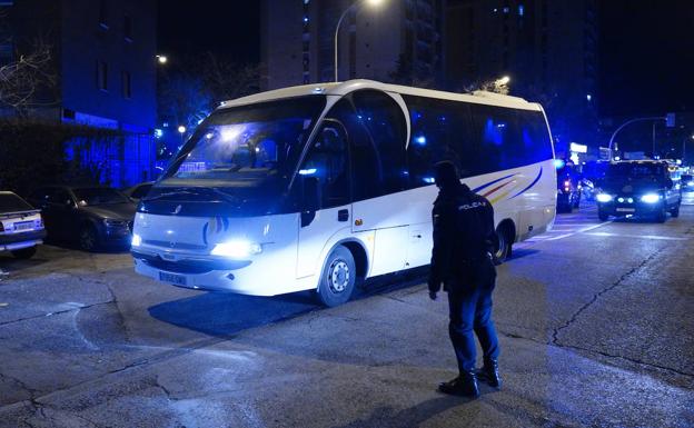 El minibus con los españoles evacuados de Wuhan llega la hospital Gómez Ulla de Madrid.