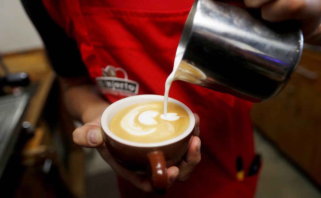 Un camarero prepara un café. 