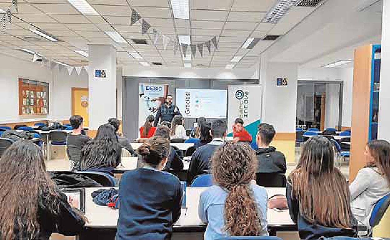 Arturo Ortigosa, durante su intervención en la tercera 'master class' celebrada en ESIC, con alumnos de varios centros participantes en la segunda edición de StartInnova. 