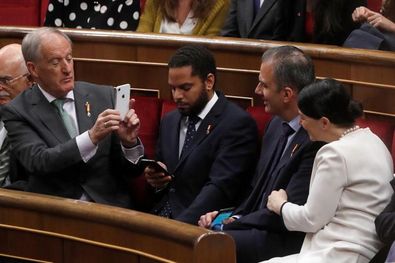 Diputados de Vox se fotografían en el Congreso. 