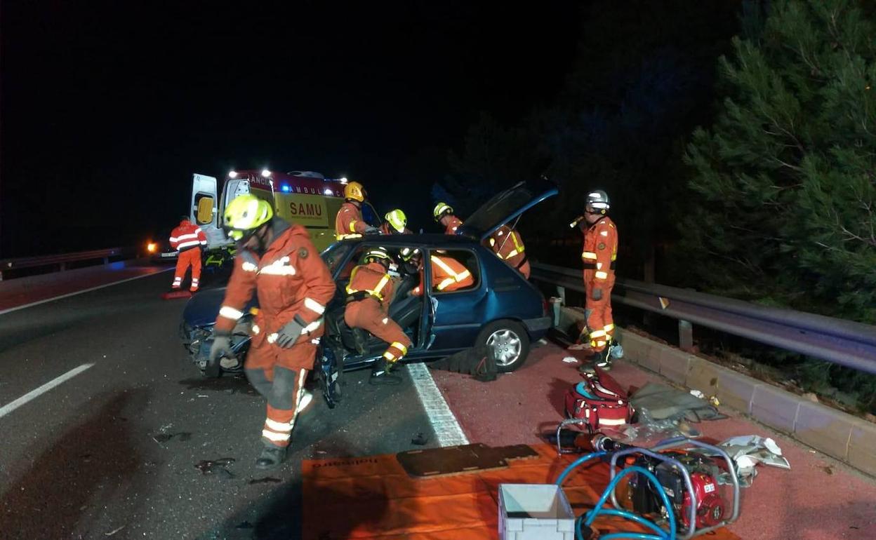 Efectivos de bomberos rescatando a las personas atrapadas. 