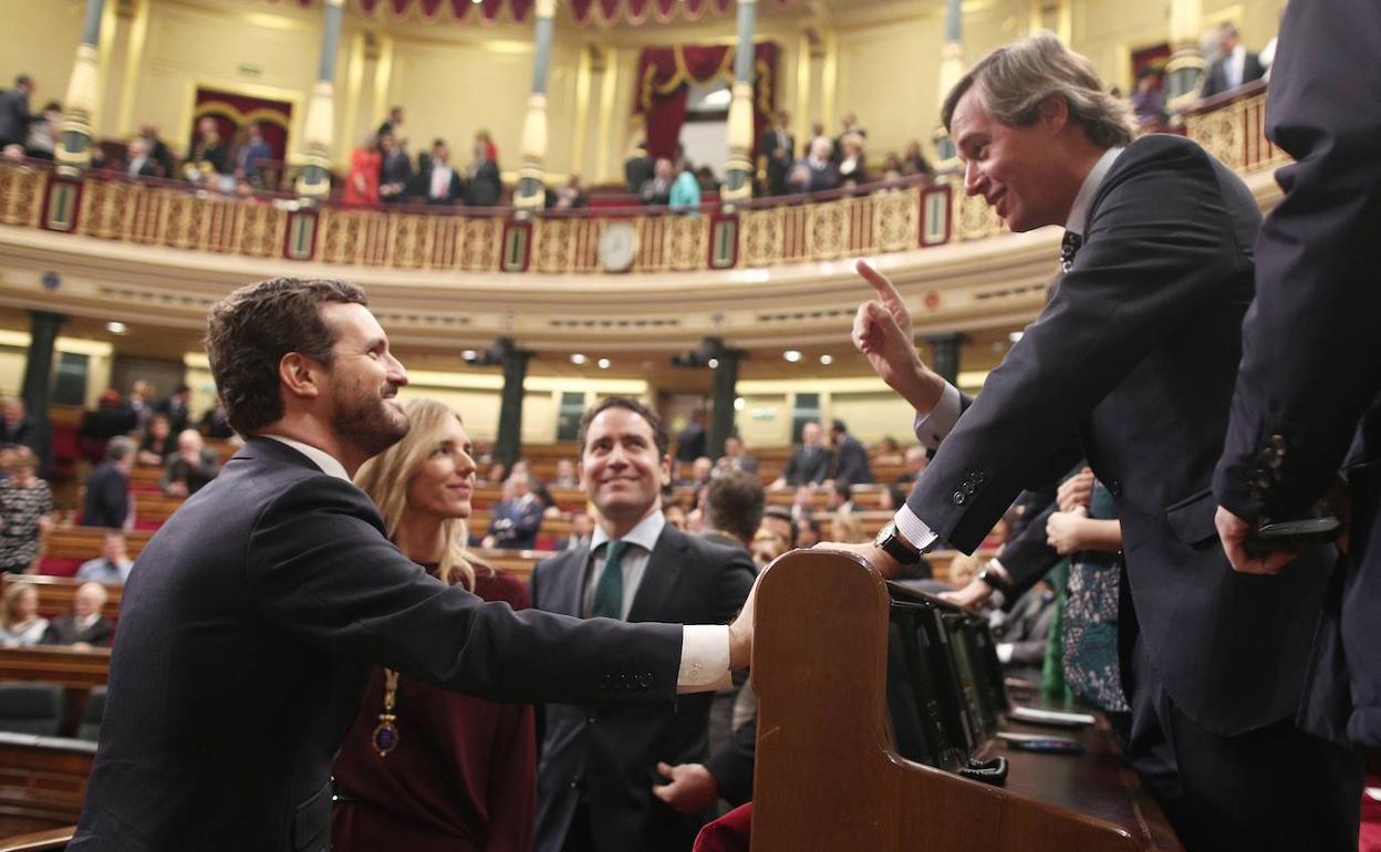 El líder del PP, Pablo Casado, este lunes en el Congreso hablando con uno de sus diputados.